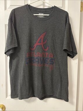 Gear For Sports Gray Atlanta Braves Graphic Tee with Red & Blue Logo